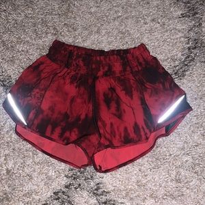 Lululemon red and black tie die HOTTY TODDY SHORTS. 2.5 inch!